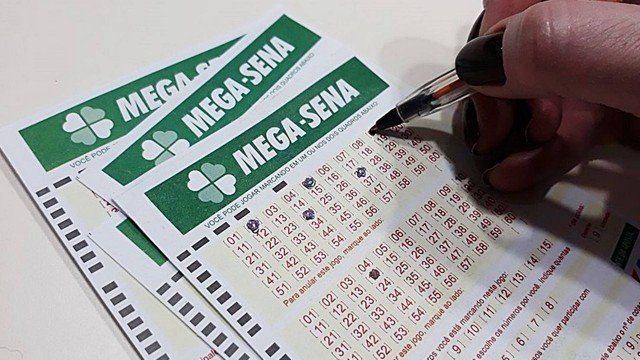 Veja as dezenas sorteadas: 10 - 12 - 16 - 21 - 28 - 38. Quina teve 95 acertadores; cada um ganhará R$ 28.276,52 — © Reprodução/Internet