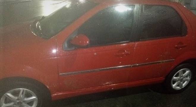 Veículo roubado era usado para dar apoio a ação criminosa contra família — © PM/AL