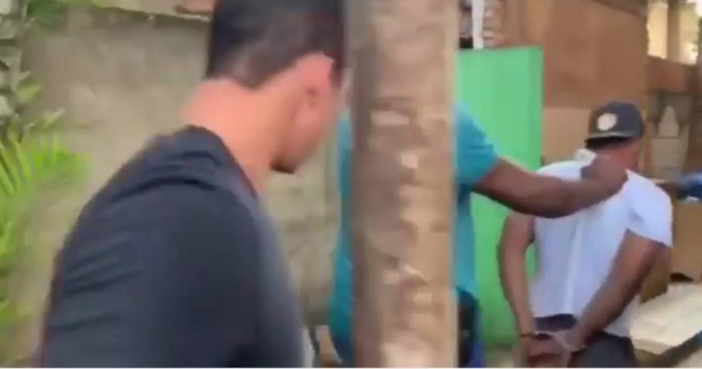 Vídeo: Foragido da Justiça é preso após tentar fugir por telhado de residência