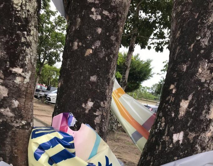 Material de campanha é depredado no campus da Ufal em Maceió — © Assessoria 