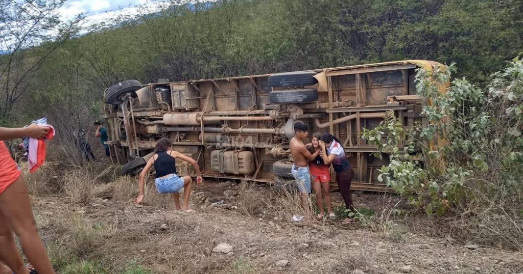 Ônibus capota na BR-405, no Rio Grande do Norte, e deixa estudantes feridos