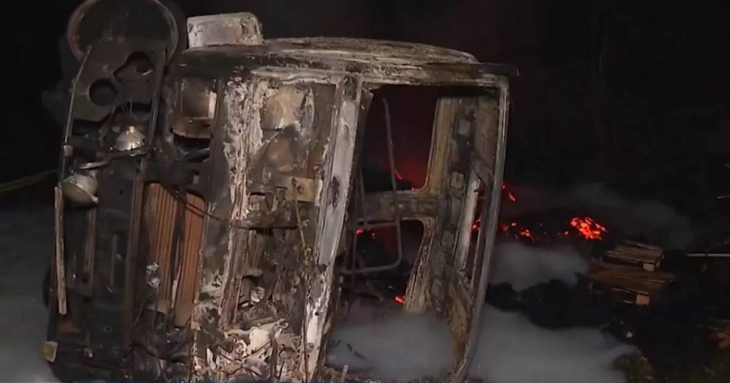 Caminhão invade a contramão e provoca acidente com 5 mortos e 10 feridos