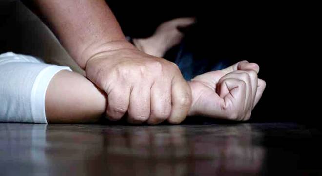 A garota e a filha estão internadas na Maternidade Santa Mônica, em Maceió. Emerson Mendonça está à disposição da Justiça — © Ilustração