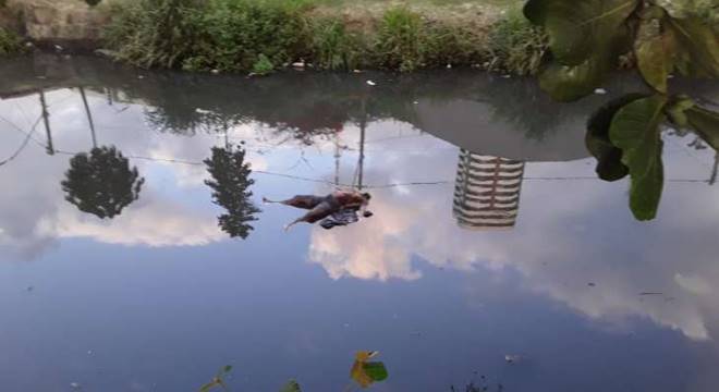 A vítima, até o momento não identificada, apresentava sinais de violência e marcas de sangue na região da perna e do peito — © Cortesia