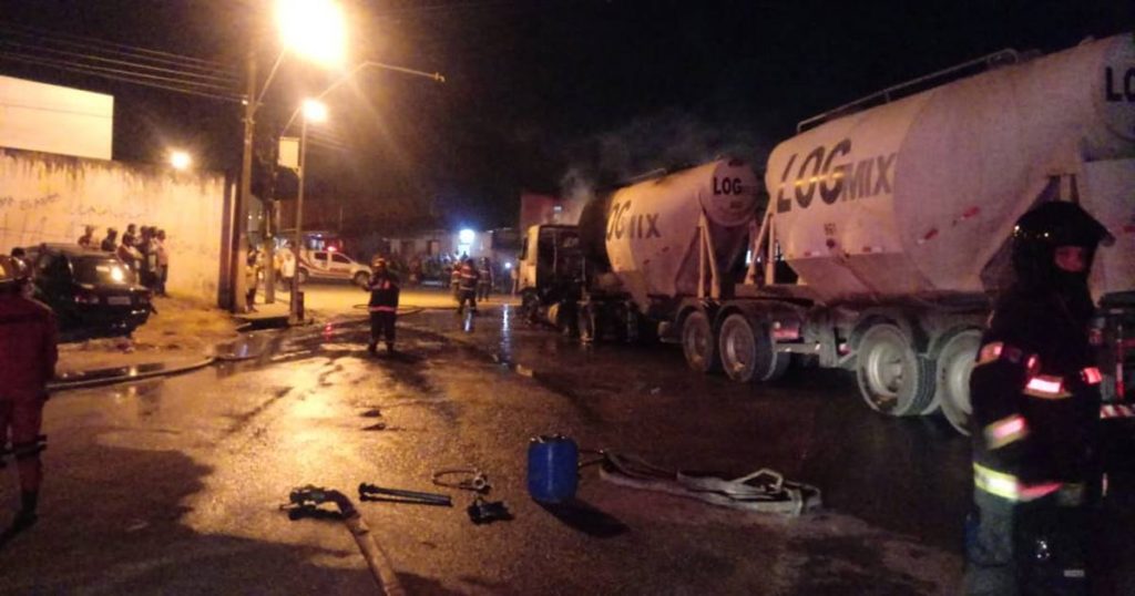 Após colisão, caminhão e carreta pegam fogo e bombeiros são acionados