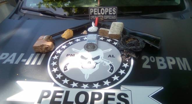 Armamento e entorpecentes apreendidos pelo 2º BPM em União dos Palmares — © PM/AL