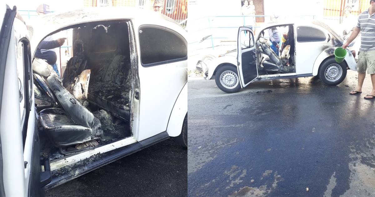 Chamas destruíram a parte interna do veículo, que estava estacionado na rua Jaguaribe. Ninguém ficou ferido — © Cortesia