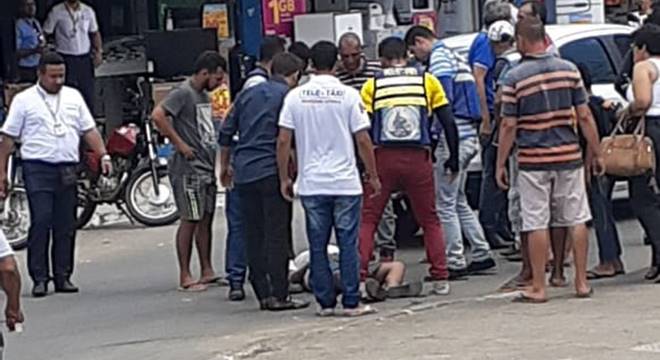 Colisão entre carro e moto no Centro de União dos Palmares deixa ancião ferido — © Cortesia