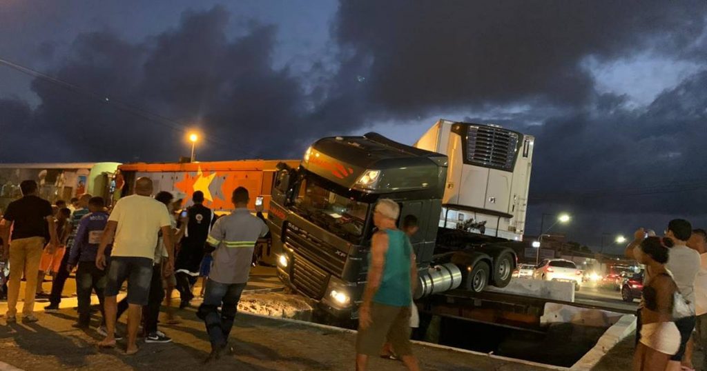 Vídeo: Colisão entre trem e carreta deixa trânsito lento na Cambona