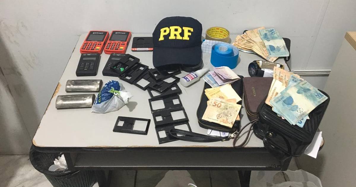 Com os suspeitos foram apreendidos diversos cartões de banco, armadilhas para reter cartões de caixa eletrônicos e outros materiais — © Ascom/PRF