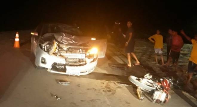 Condutor da moto teria invadido a contramão, colidindo frontalmente com o automóvel — © BPRv