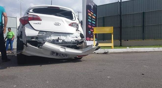 Condutor teria perdido o controle do veículo, que durante o capotamento, atingiu a mulher que caminhava pela calçada — © Cortesia