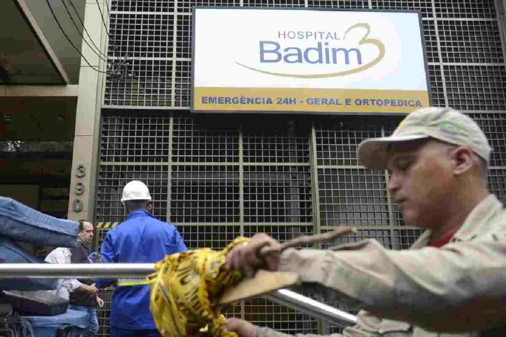 Pacientes são retirados às pressas durante incêndio em hospital; onze morreram