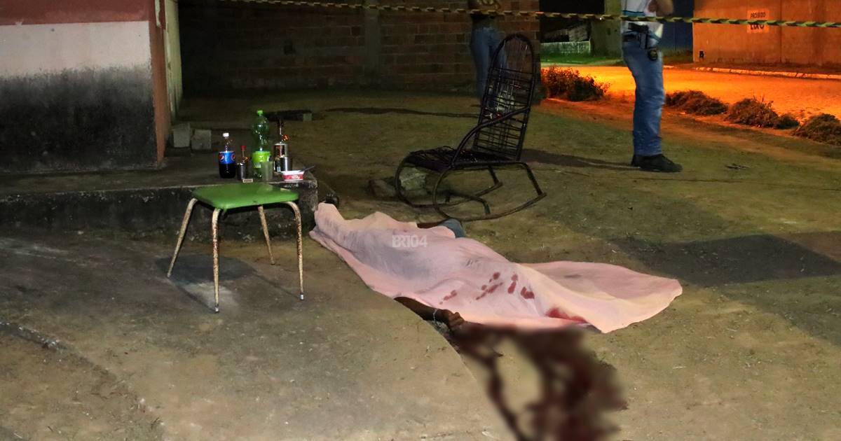 Homem foi morto enquanto consumia bebida alcoólica na porta de uma residência com alguns amigos  — © Gustavo Lopes/BR104