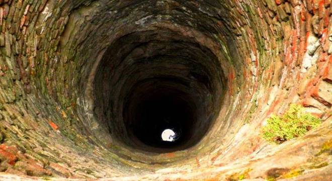 Idoso é resgatado sem vida após cair em poço de 6 metros de profundidade — © Ilustração