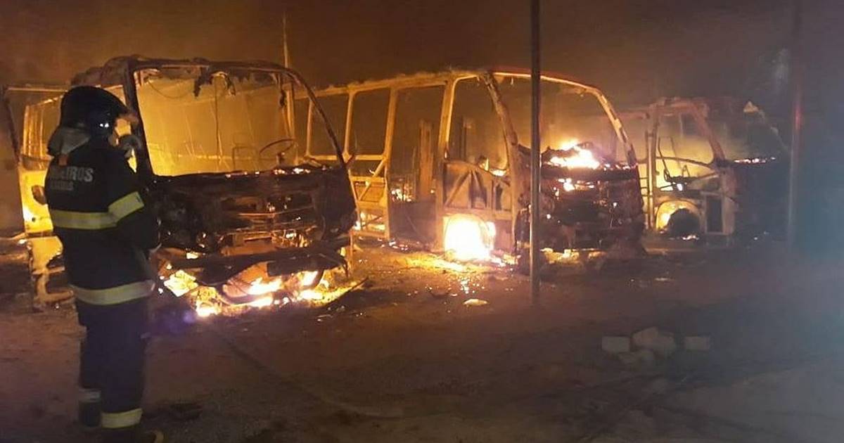 Incêndio em galpão destrói micro-ônibus em Rio Largo; suspeita-se de crime — © Reprodução/Facebook
