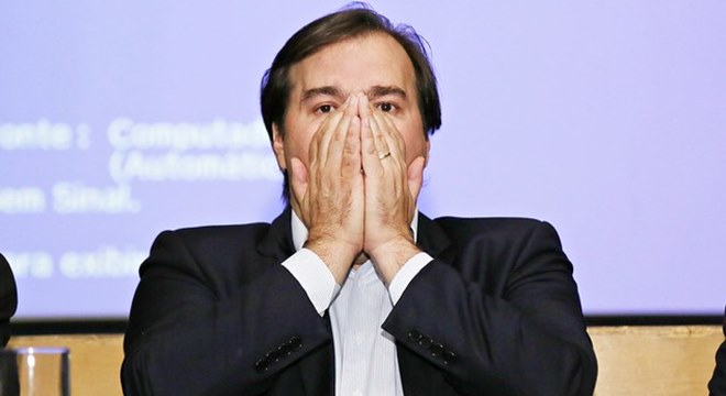Jair Bolsonaro retuíta críticas contra Rodrigo Maia — © Neto Talmeli