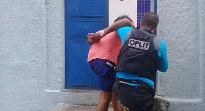 Josival de Alencar Lisboa, de 37 anos, foi imobilizado pelos seguranças do local — © Ricardo Alexandre/7 Segundos