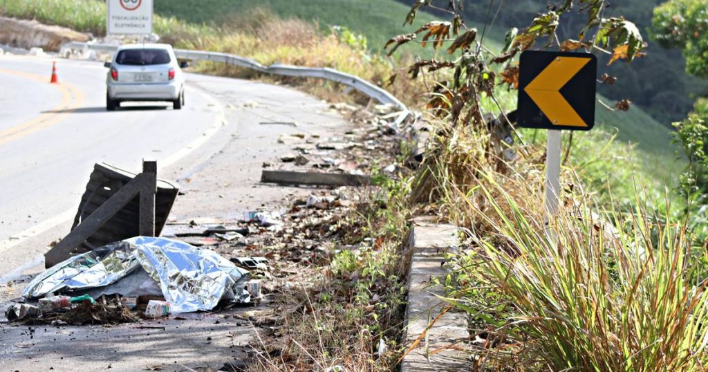 Passageiro morre e motorista se fere após caminhão tombar e cair em ribanceira