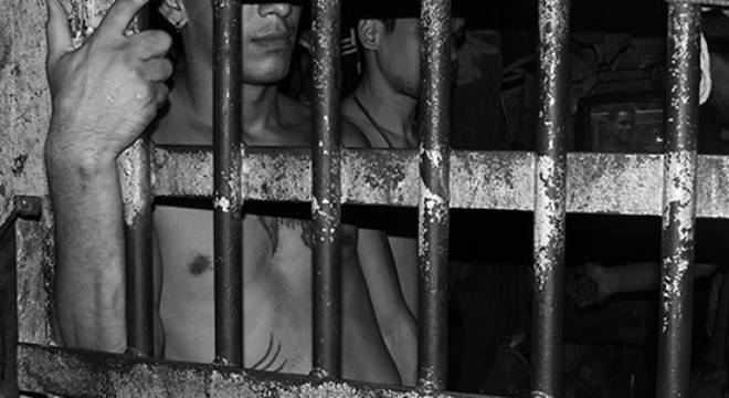 Jovens com mandados em aberto são presos dentro de motel — © Ilustração