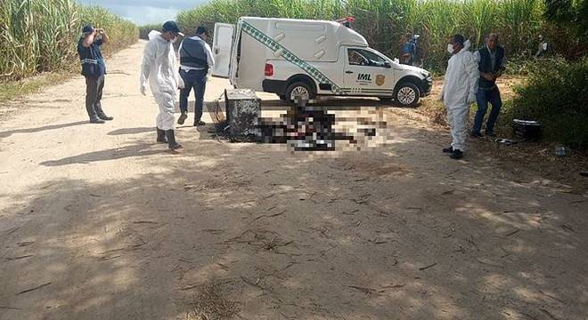 Corpo foi encontrado em uma estrada vicinal no município de Pilar; vítima não foi identificada — © TV Pajuçara