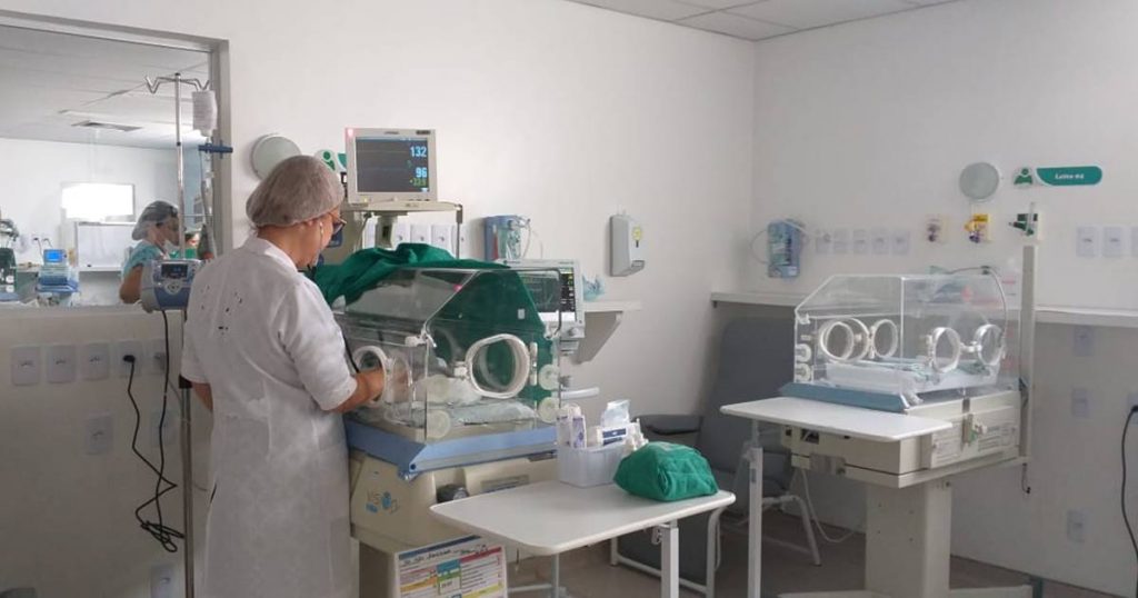 Não há informações sobre os pais da criança ou sobre quem a descartou. Bebê está em estado grave — © Cortesia