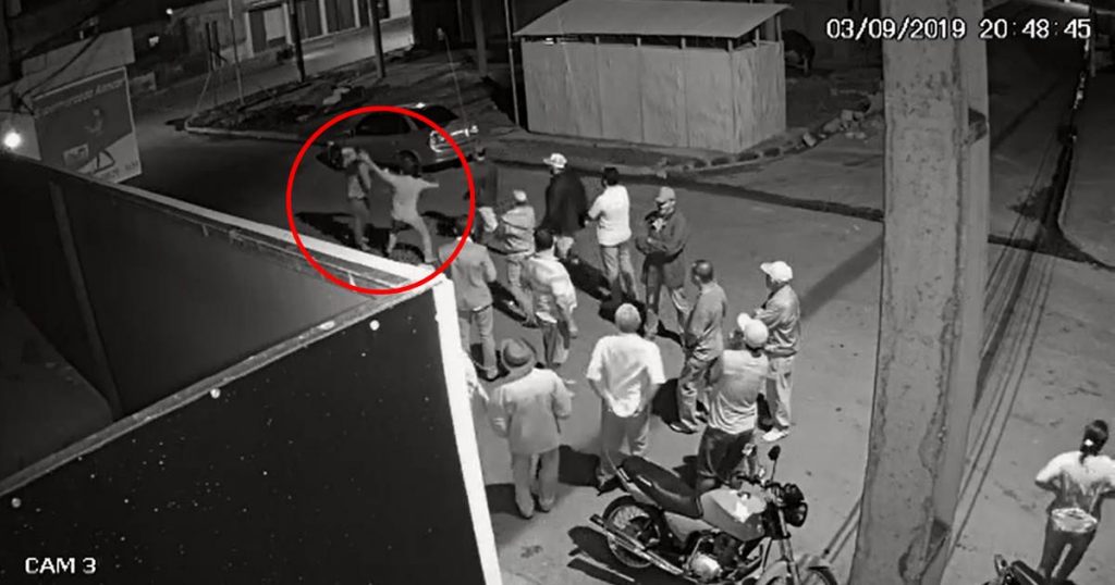 Vídeo: Vereador é agredido com socos após deixar prédio da Câmara