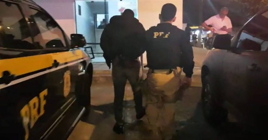 Homem com mandados de prisão em aberto é preso durante fiscalização