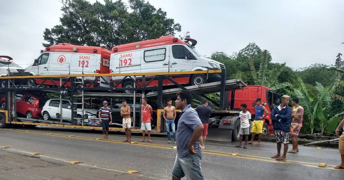 O veículo estava transportando carros de passeio, além de três ambulâncias do Samu; não houve feridos — © Cortesia