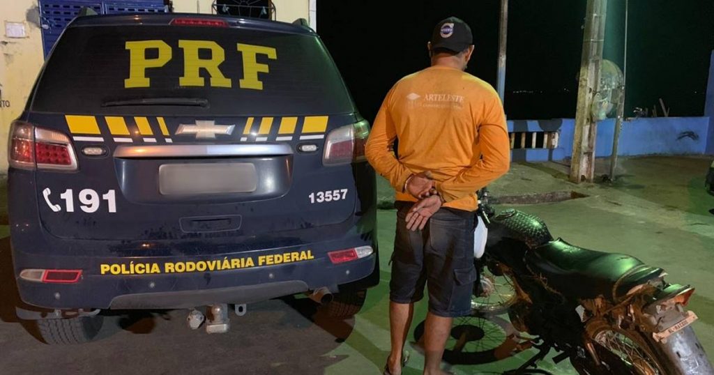 Homem é preso pela PRF com motocicleta roubada na BR-101