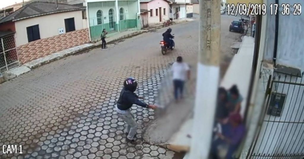 Vídeo: Criança fica em meio a tiroteio durante tentativa de homicídio; saiu ilesa