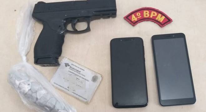 Polícia prende jovem com celulares roubados poucos minutos após assalto