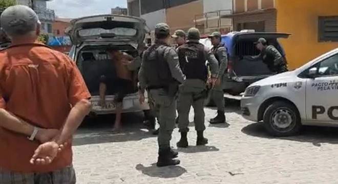 Suspeito de degolar sobrinha é colocado dentro de viatura por policiais militares em Alinho — © Divulgação/WhatsApp
