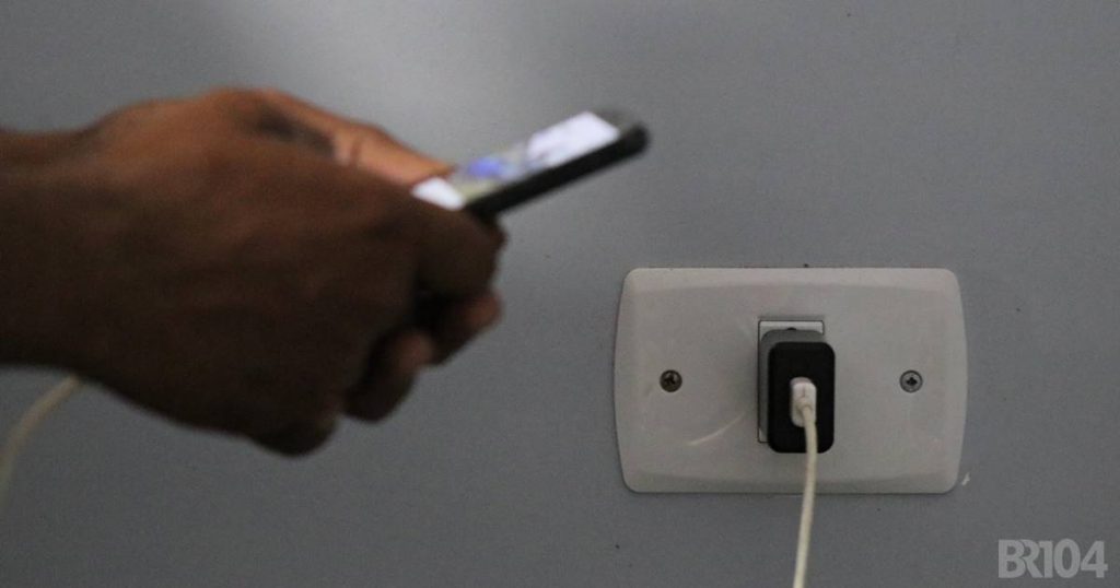 Uso do celular ao mesmo tempo em que ele está sendo carregado é uma das práticas que mais provocam incidentes — © Gustavo Lopes/BR104