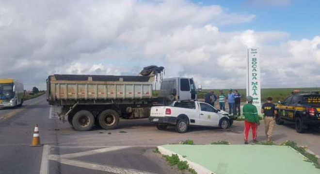 Colisão deixa motorista ferido em trevo de Boca da Mata