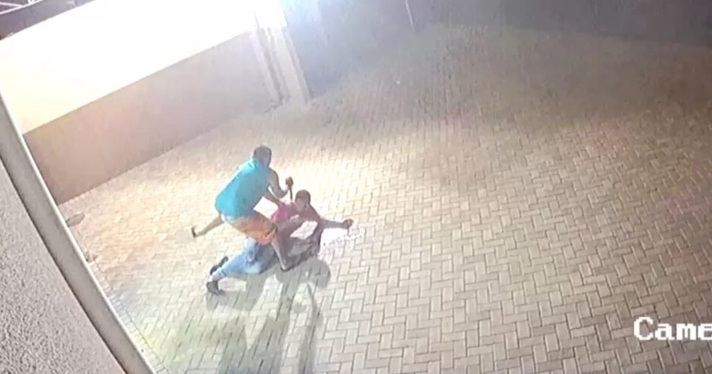 Câmeras flagram adolescente sendo morto a facadas dentro de igreja