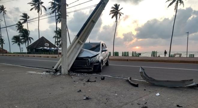Até setembro, foram registrados 647 colisões com postes. Equatorial Algoas estima prejuízo de mais de R$ 2 milhões em reparos — © Ilustração