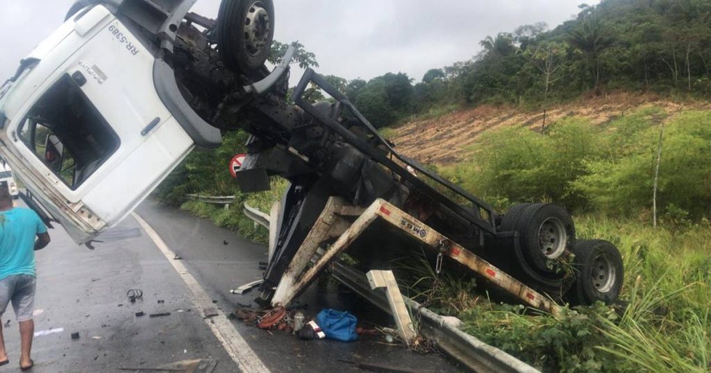 Caminhão capota e fica de ‘cabeça para baixo’ na BR-101, em Joaquim Gomes