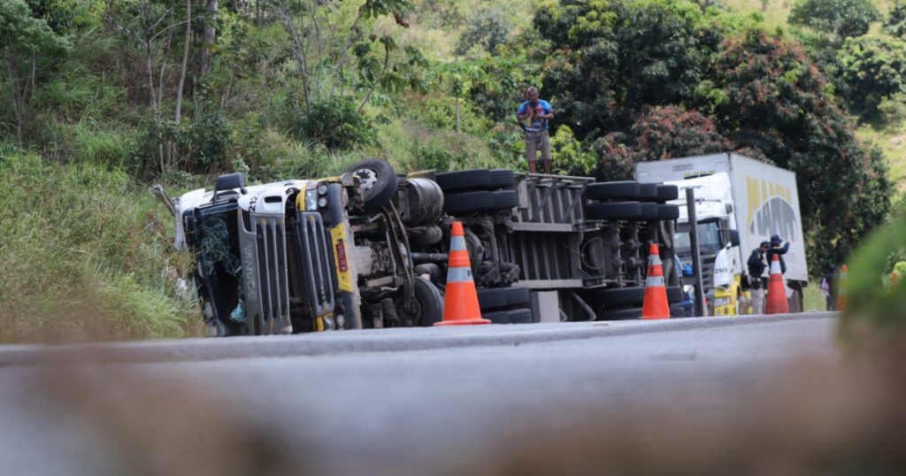 Motorista fica ferido após carreta tombar na BR-104 em União dos Palmares