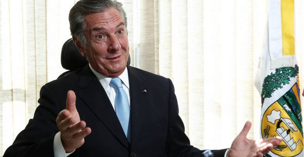 Collor cruza os braços diante do descaso ambiental que atinge praias de Alagoas