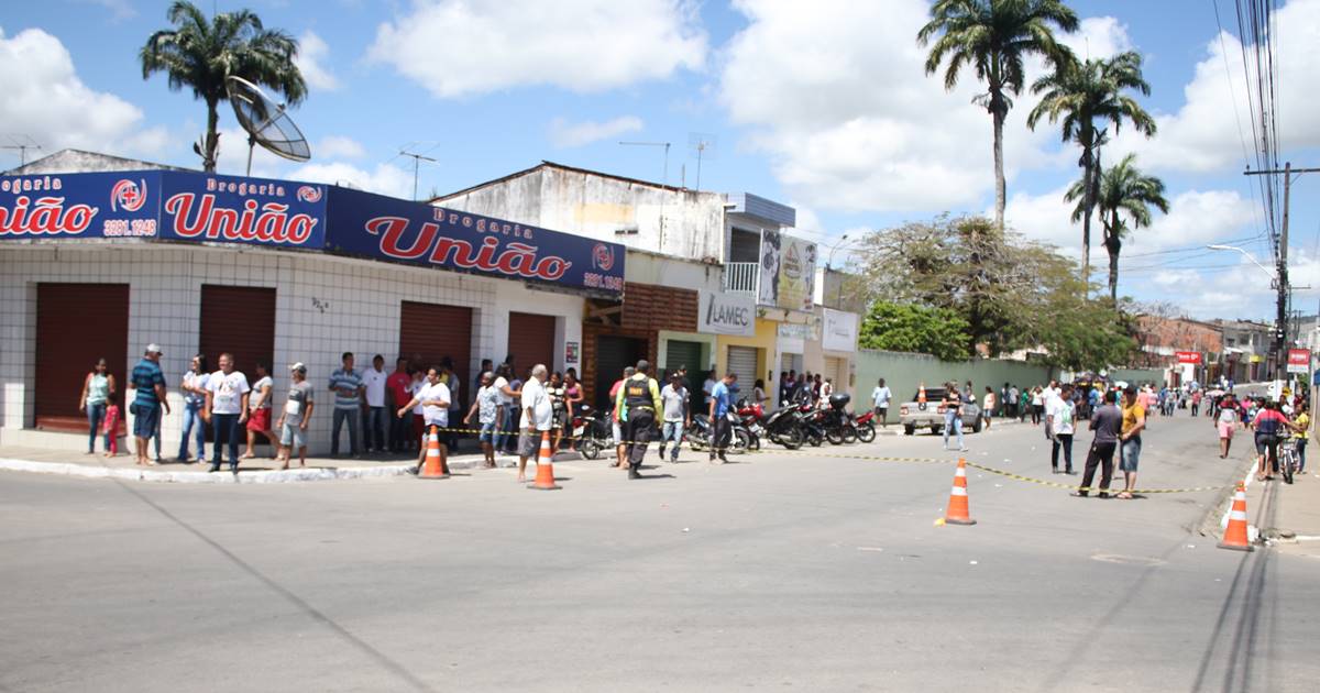 Desde às 7h30, muitas pessoas já se aglomeravam para conseguir participar do pleito mais cedo — © Alyson Santos/BR104