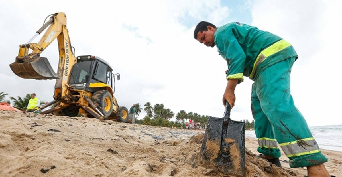 Detentos do sistema prisional vão ajudar na retirada de óleos em praias Alagoanas — © Reprodução 