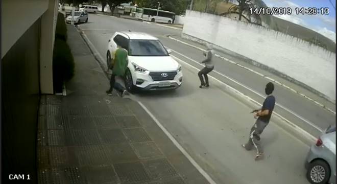 Fato aconteceu na tarde dessa segunda-feira (14). Veículo utilizado na ação foi abandonado em área rural da cidade — © Reprodução