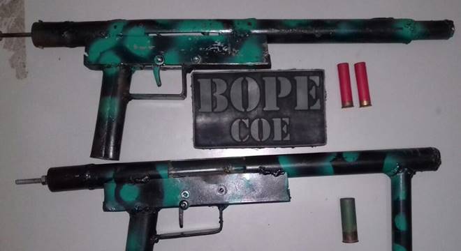 Foram encontradas duas armas de fabricação caseira e três munições — © PM/AL