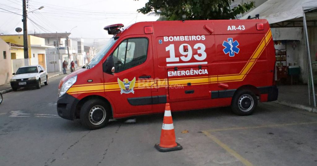 Jovem de 21 anos é socorrido ao hospital após sofrer queda de moto