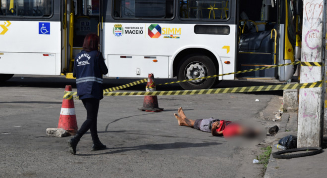 Jovem assassinado próximo a terminal — © Alagoas24Horas