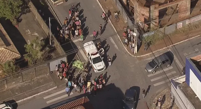 Menina de cinco anos é morta na frente de escola — © Reprodução/TV Globo