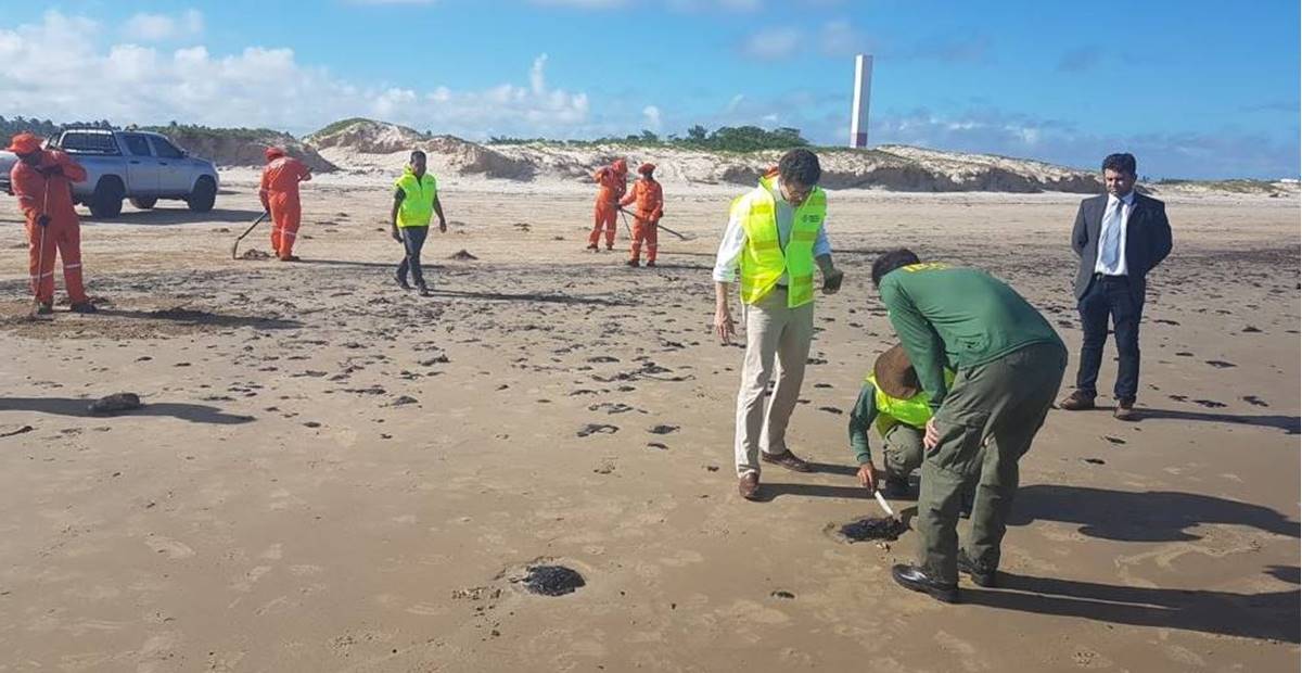 Ministro do Meio Ambiente sobrevoa área afetada por mancha de óleo no litoral de Alagoas — © Reprodução 