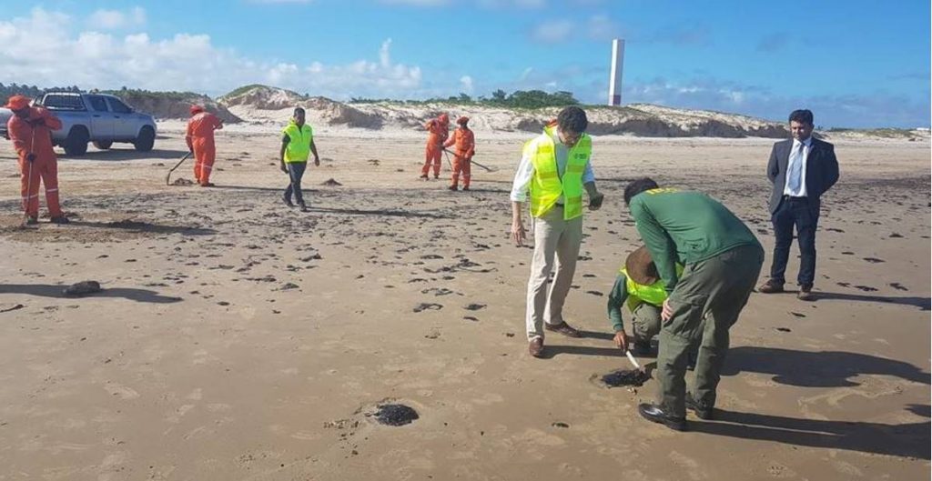 Ministro do Meio Ambiente sobrevoa área afetada por mancha de óleo no litoral de Alagoas — © Reprodução