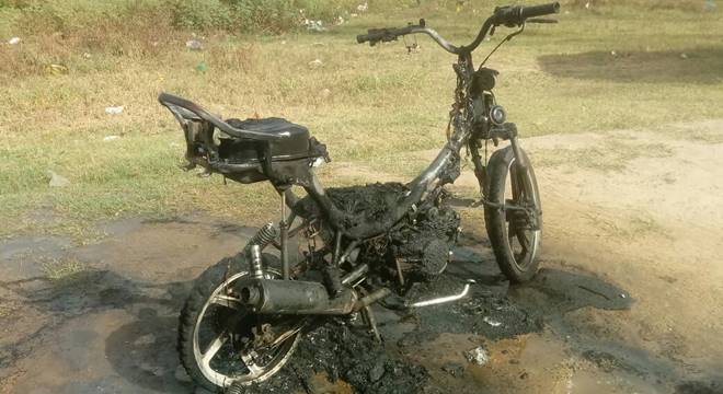 Moto fica destruída após pegar fogo em União dos Palmares — © Ascom/CBM